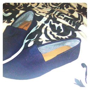 Dark blue jean shoes.